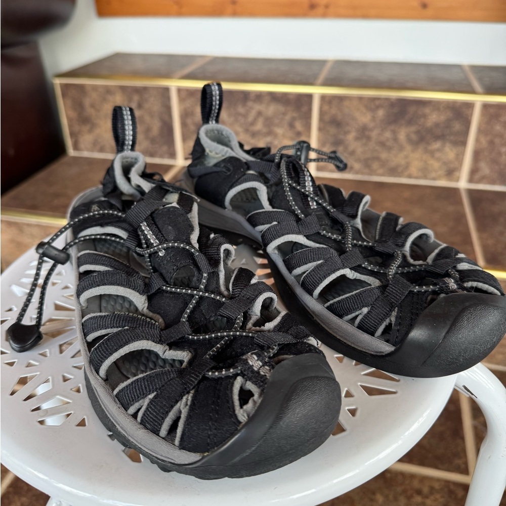 Women’s size 8 KEEN SANDALS